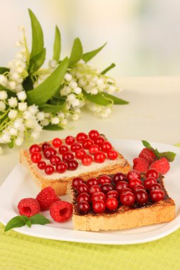 cranberries açık renkli tablo üzerinde lezzetli ekmek