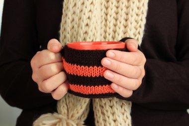 Kupa eller üzerine örme şeyle kapatalım