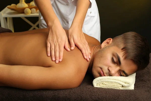 Jovem tendo massagem nas costas close up — Fotografia de Stock