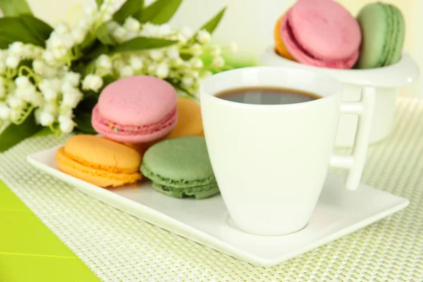 Coffee and macaroons on table close-up — Stock Photo, Image