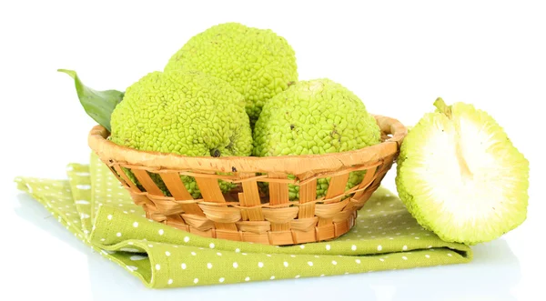 Osage orange Früchte (maclura pomifera) im Korb, isoliert auf weiß — Stockfoto