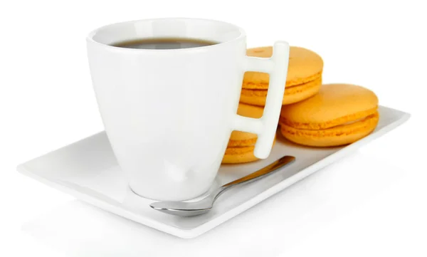 Café y macarrones aislados en blanco —  Fotos de Stock