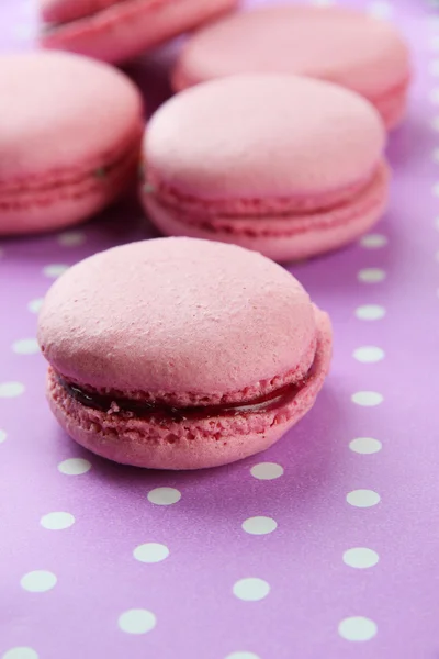 Mild macaroons på tabell närbild — Stockfoto