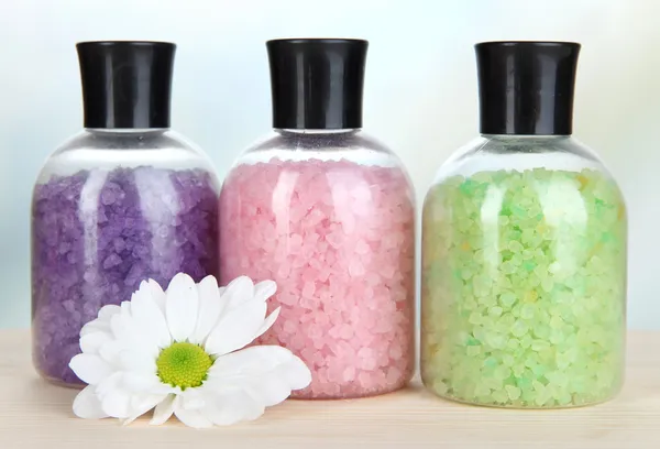 Ароматерапевтичні мінерали - барвиста сіль для ванни на світлому фоні — стокове фото