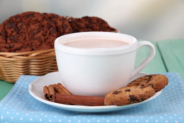 Bebida de cacao y galletas sobre mesa de madera, sobre fondo brillante —  Fotos de Stock