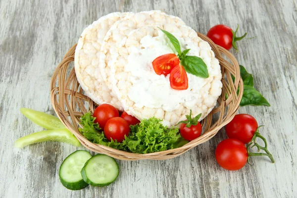 Tasty crispbreads with vegetables on wooden background — Stock Photo, Image