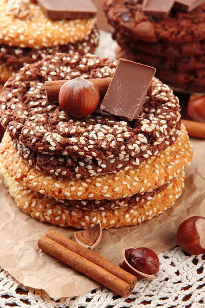Zelfgemaakte koekjes met sesamzaad, chocolade, op servet, op houten achtergrond — Stockfoto