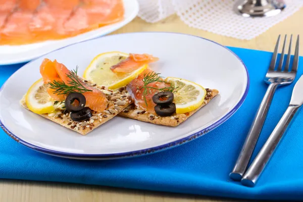 Sandwichs au saumon sur une table en bois close-up — Photo