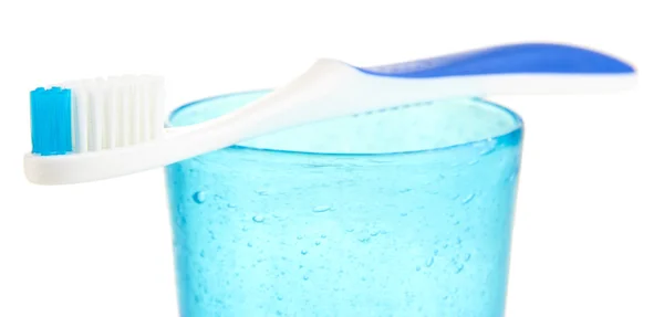 Zahnbürste auf Glas isoliert auf weiß — Stockfoto