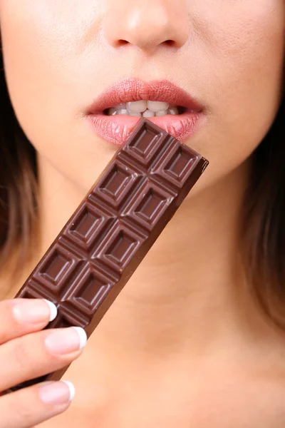 Zbliżenie kobiety jedzenie czekolady — Zdjęcie stockowe
