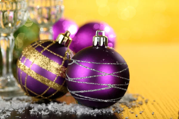 Karácsonyi dekorációs golyó a világos háttér — Stock Fotó