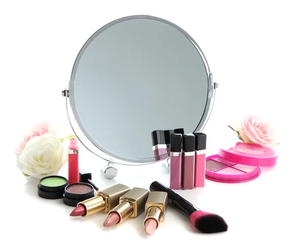 Групова декоративна косметика для макіяжу та дзеркала, ізольована на білому — стокове фото