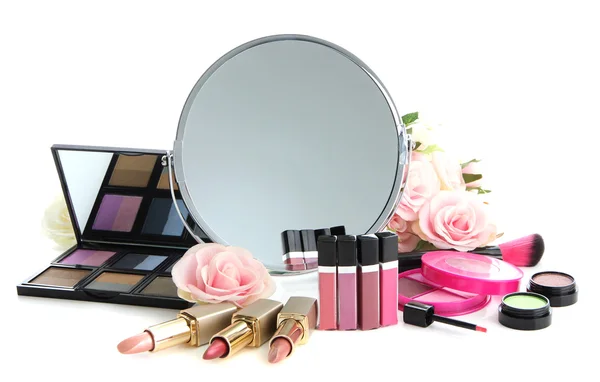 Grupo de cosméticos decorativos para maquiagem e espelho, isolados em branco — Fotografia de Stock