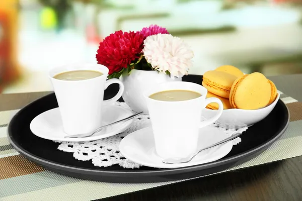 Kubki kawy na tacę na stole w kawiarni — Zdjęcie stockowe