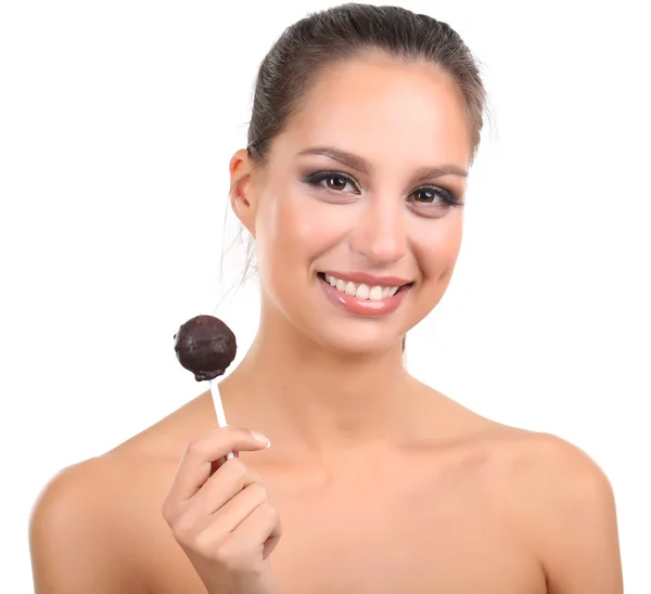 Portrait de belle jeune fille avec bonbons au chocolat isolé sur blanc — Photo