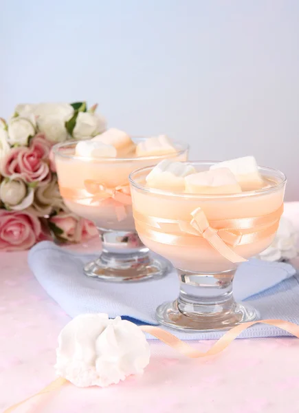 Yogurt saporito con marshmallow, primo piano — Foto Stock