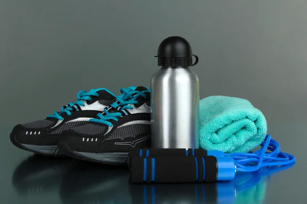 Verschillende hulpmiddelen voor sport op grijze achtergrond — Stockfoto