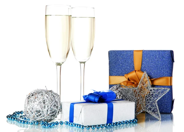 Bardak şampanya ile üzerine beyaz izole hediye kutuları — Stok fotoğraf