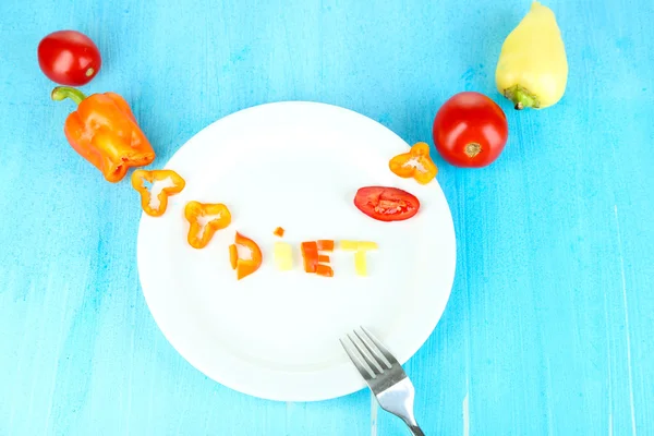 Slovo dieta lemované zeleninu na talíř na dřevěný stůl detail — Stock fotografie