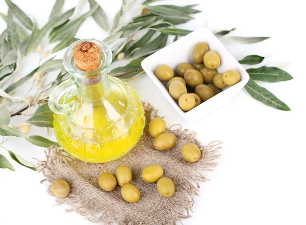 Olivenöl mit Oliven in Schüssel und Zweig auf Sacktuch isoliert auf weiß — Stockfoto