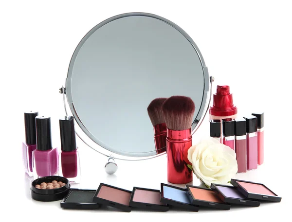 Grupo de cosméticos decorativos para maquiagem e espelho, isolados em branco — Fotografia de Stock