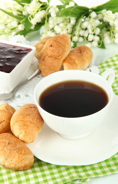 Deliciosos croissants y taza de café de cerca —  Fotos de Stock