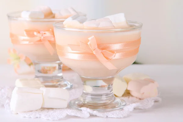 Νόστιμο γιαούρτι με marshmallows, κοντινό πλάνο — Φωτογραφία Αρχείου