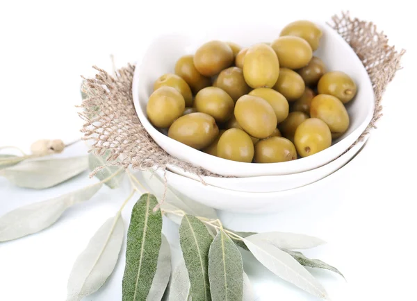 Olive in ciotola con ramo isolato su bianco — Foto Stock