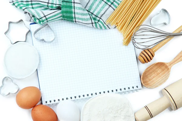 Conceito de cozinha. Ingredientes básicos de cozimento e ferramentas de cozinha de perto — Fotografia de Stock