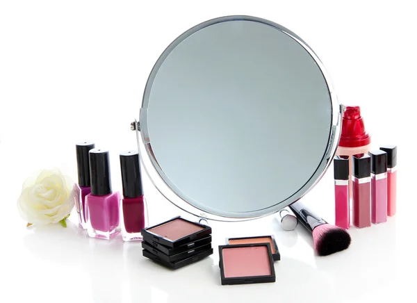集团用的化妆品化妆和镜子，白色上孤立 — 图库照片