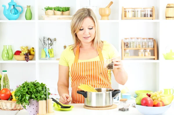 Glücklich lächelnde Frau in der Küche bereitet sich auf gesundes Essen vor — Stockfoto