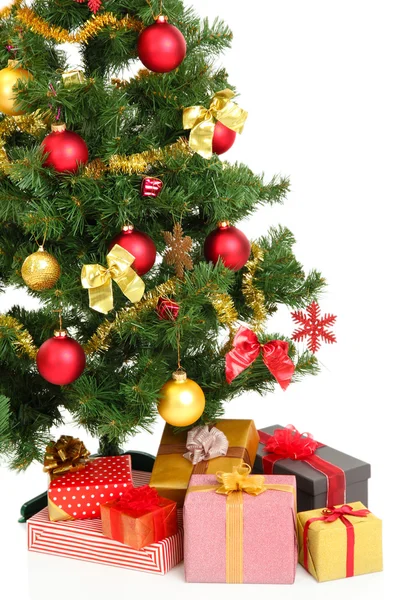 Díszített karácsonyfa, ajándékok, elszigetelt fehér — Stock Fotó
