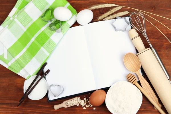 Matlagning koncept. grundläggande bakning ingredienser och köksredskap närbild — Stockfoto