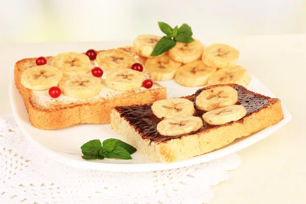 Läckra toast med bananer på plattan närbild — Stockfoto