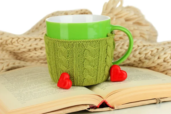 Tasse mit Stricksachen darauf und aufgeschlagenem Buch in Nahaufnahme — Stockfoto