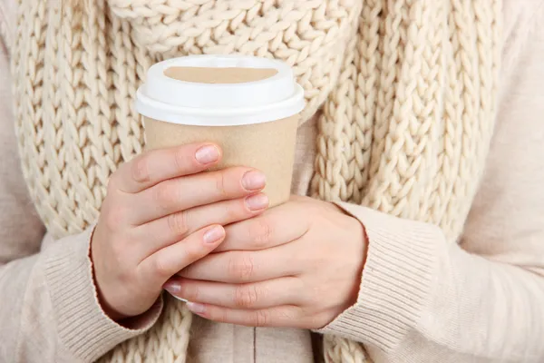 Hot drink in paper cup in hands close up — Stock Photo, Image