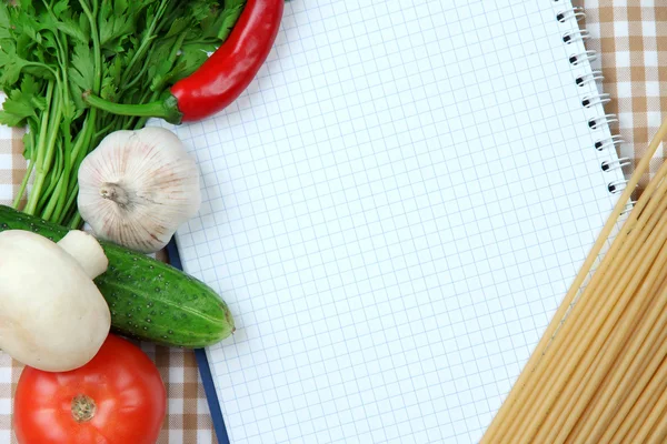 Koken concept. boodschappen met lege kookboek close-up — Stockfoto