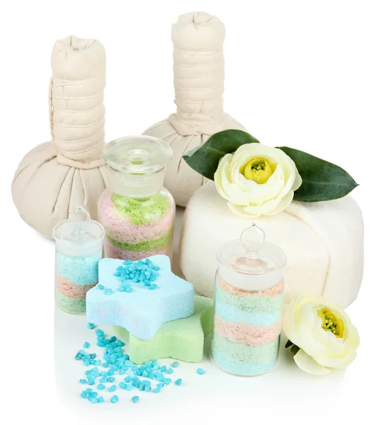 Sales aromáticas en frascos de vidrio y bolas de compresas de hierbas para el tratamiento de spa, aisladas en blanco —  Fotos de Stock