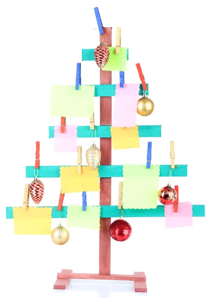Abete fatto a mano in legno con carte bianche e decorazioni natalizie, isolato su bianco — Foto Stock