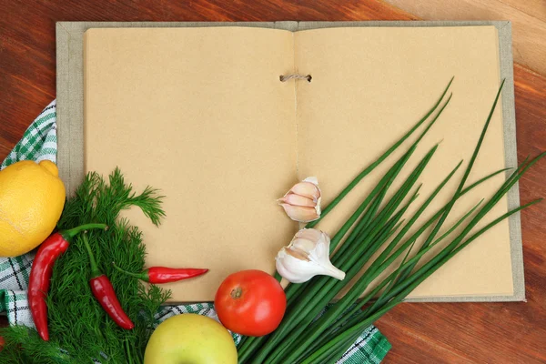 Μαγείρεμα έννοια. ψώνια με άδειο βιβλίο μαγειρικής από κοντά — Φωτογραφία Αρχείου
