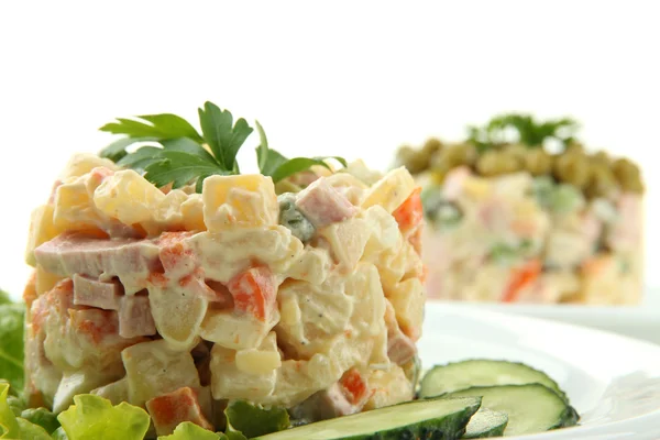 Russische traditionele salade Olivier, geïsoleerd op wit — Stockfoto