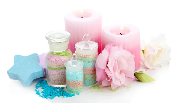 Kompozycja z aromatycznych soli w szklanych butelkach, świece i kwiat na białym tle — Zdjęcie stockowe