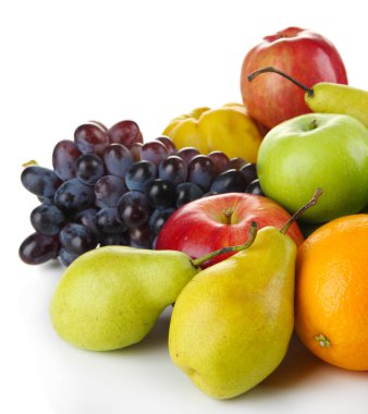 kompozisyon farklı meyveler üzerinde beyaz izole