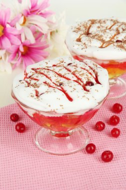 Tablo yakın çekim üzerinde kase lezzetli reçel