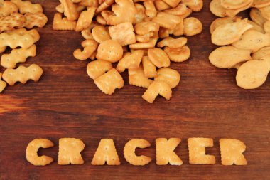 ahşap zemin üzerine lezzetli kraker