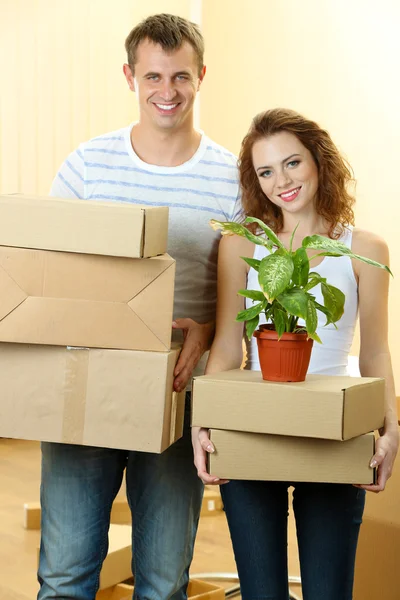 Jong koppel verhuist naar nieuw huis — Stockfoto