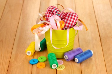 renk kova ile çok renkli kurdeleler ve ahşap arka plan iş parçacığında