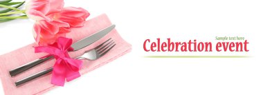 Festival yemek masası ayarı ile üzerine beyaz izole laleler