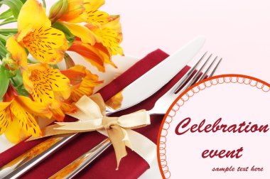 çiçekli şenlikli yemek masası ayarını kapatın