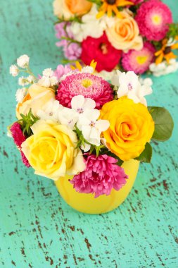 güzel parlak arka plan üzerinde renkli vazo içinde parlak çiçek buketi